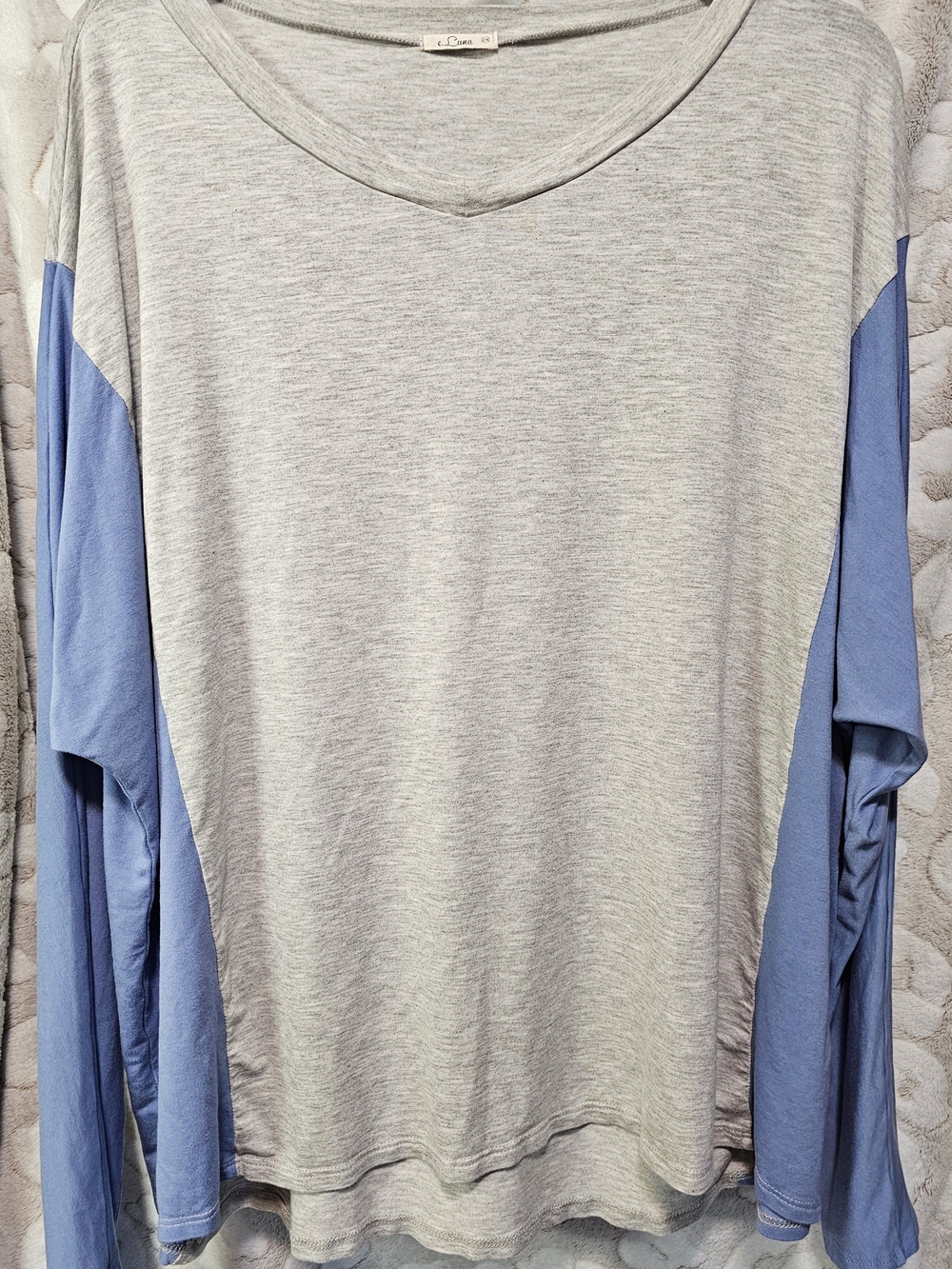 Relaxed Two-Tone Long Sleeve Tee in Light Gray and Dusty Blue